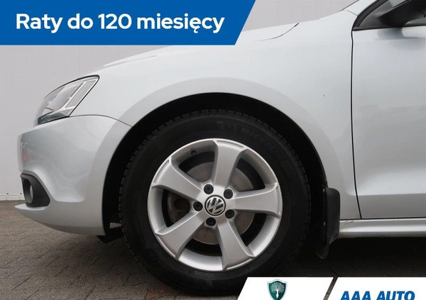 Volkswagen Jetta cena 33000 przebieg: 124570, rok produkcji 2012 z Sztum małe 121